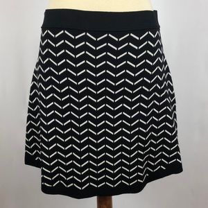 Olive & Oak Black and White Chevron Knit Mini Skirt - Size Medium